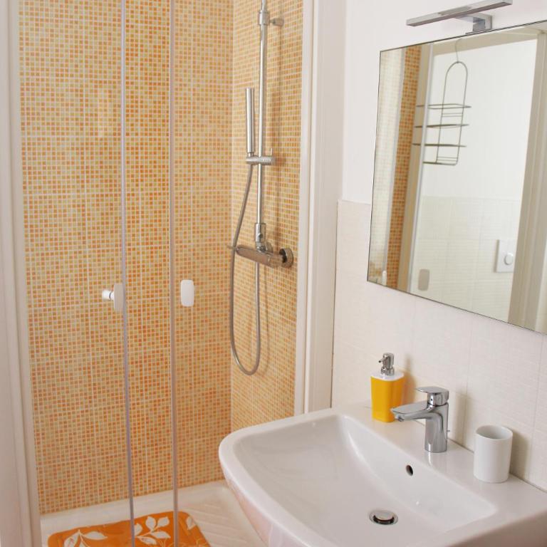 Smart Rooms - Double Room with Private Bathroom - 2