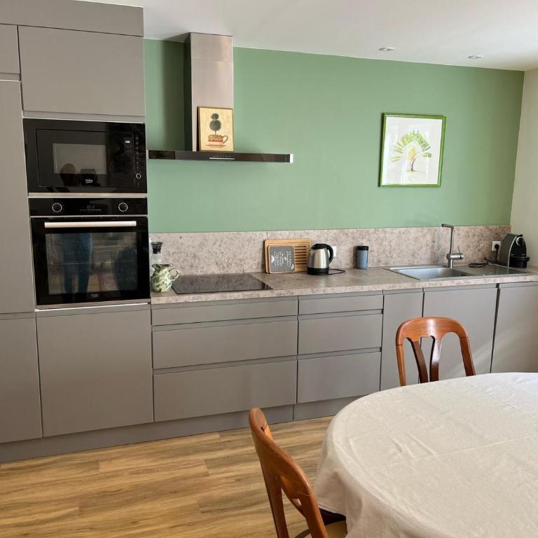 Maison quartier calme, proche plages, centre ville - Three-Bedroom House - 4