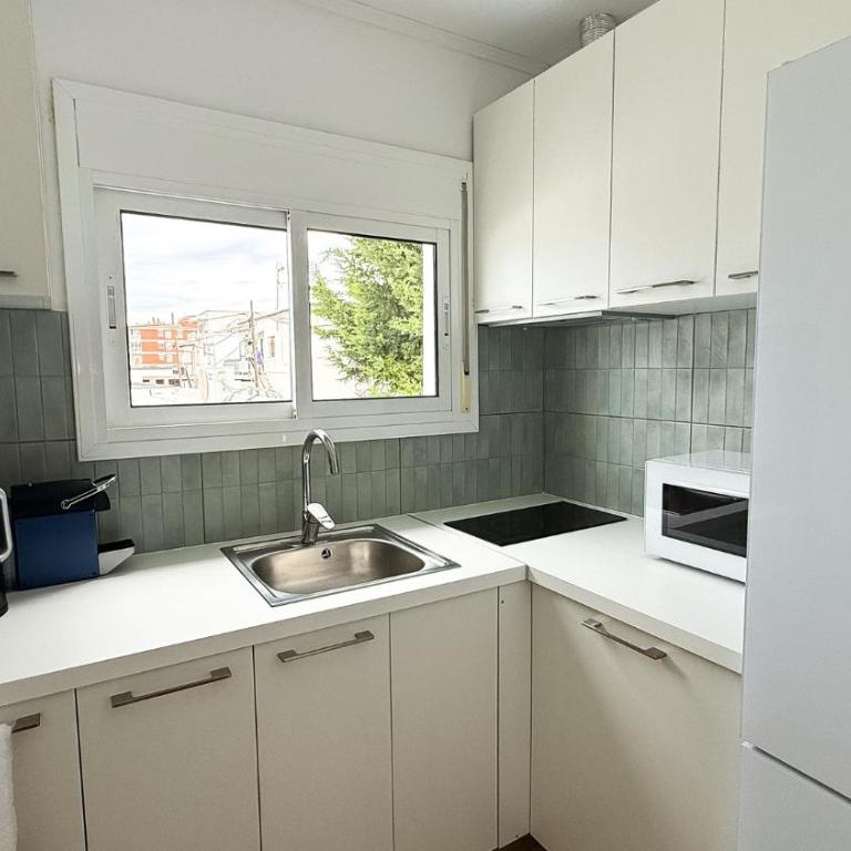111 - Beachside Renovated 1BR apt 5 min from Beach - One-Bedroom Apartment - 18