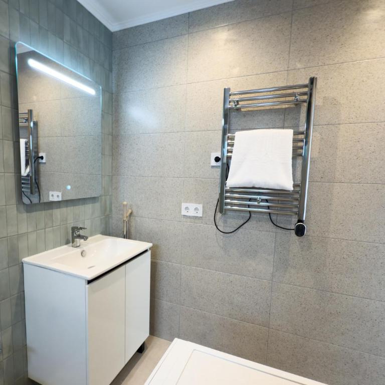 111 - Beachside Renovated 1BR apt 5 min from Beach - One-Bedroom Apartment - 13
