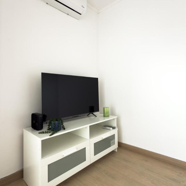 111 - Beachside Renovated 1BR apt 5 min from Beach - One-Bedroom Apartment - 7