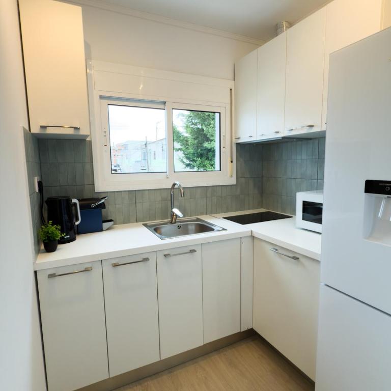 111 - Beachside Renovated 1BR apt 5 min from Beach - One-Bedroom Apartment - 5