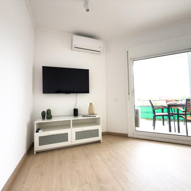 110 - Beachside Renovated 1BR apt 5 min from Beach - One-Bedroom Apartment - 8