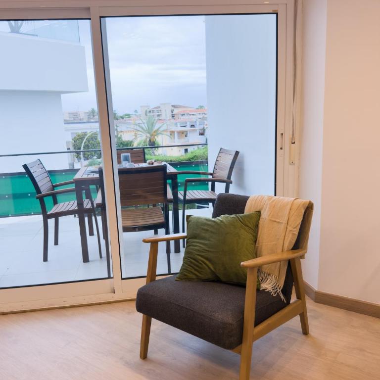 110 - Beachside Renovated 1BR apt 5 min from Beach - One-Bedroom Apartment - 1