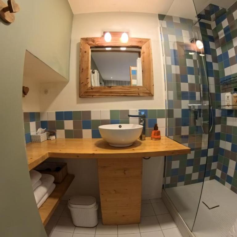 Papillon 05 - Wellness - 6 Pers - Sauna - Jacuzzi - Parking - Chambre Double Deluxe avec Douche - 6