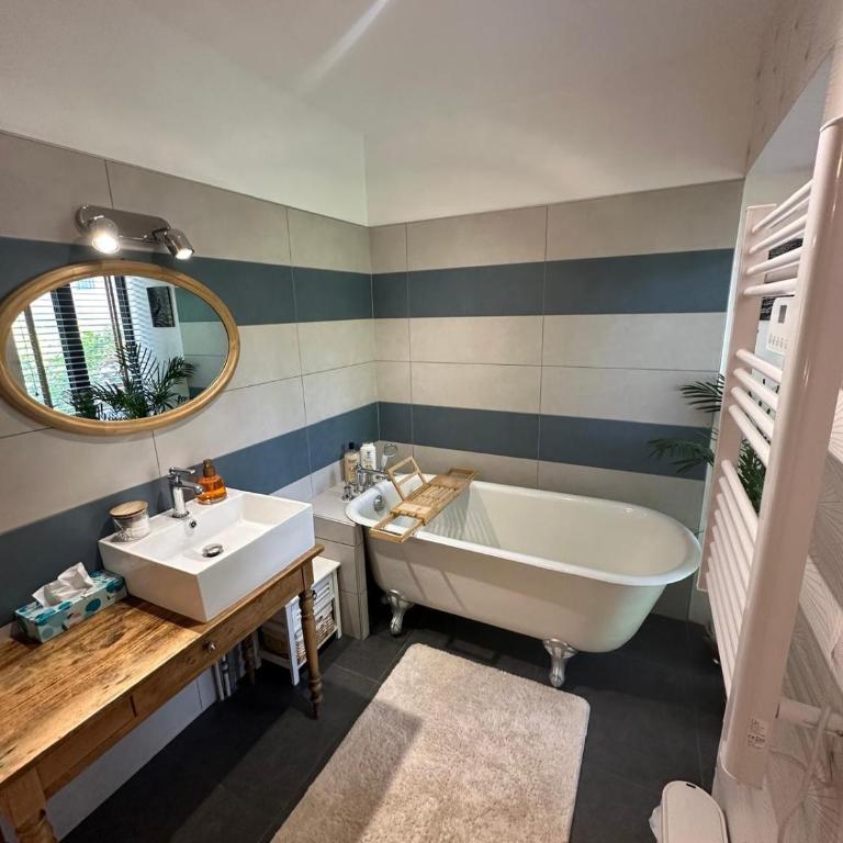 Papillon 05 - Wellness - 6 Pers - Sauna - Jacuzzi - Parking - Chambre Double Deluxe avec Baignoire - 4