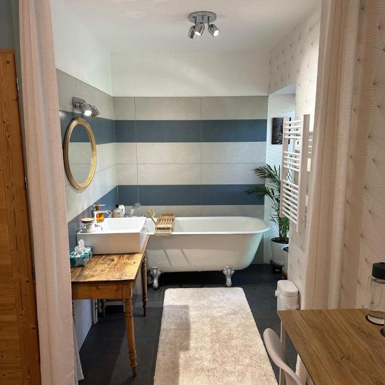 Papillon 05 - Wellness - 6 Pers - Sauna - Jacuzzi - Parking - Chambre Double Deluxe avec Baignoire - 3