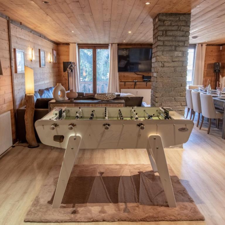 Catered chalet ideal location centre of Alpe d'Huez - 4 en-suite bedrooms - sauna - private home cinema - 10 people - Appartement - 12