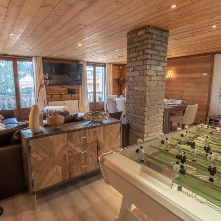 Catered chalet ideal location centre of Alpe d'Huez - 4 en-suite bedrooms - sauna - private home cinema - 10 people - Appartement - 1