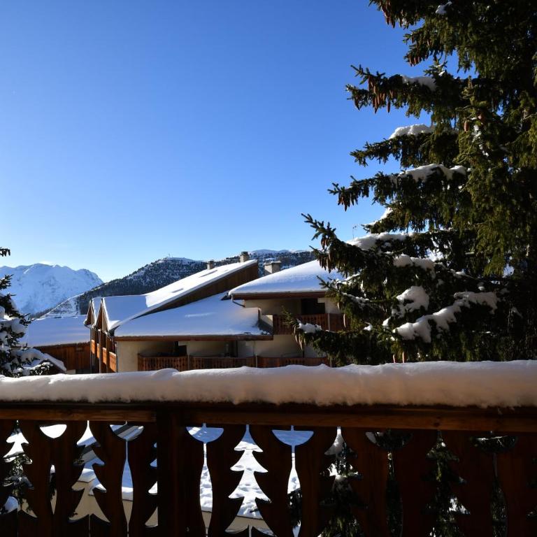 Catered chalet ideal location centre of Alpe d'Huez - 4 en-suite bedrooms - sauna - private home cinema - 10 people - Appartement - 17