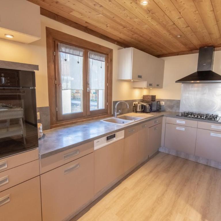 Catered chalet ideal location centre of Alpe d'Huez - 4 en-suite bedrooms - sauna - private home cinema - 10 people - Appartement - 19