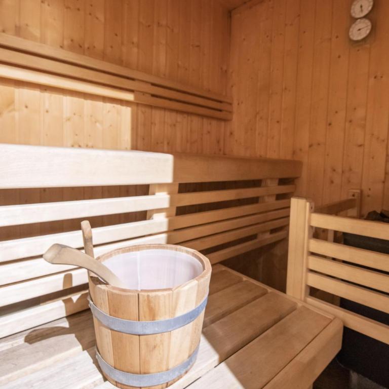 Catered chalet ideal location centre of Alpe d'Huez - 4 en-suite bedrooms - sauna - private home cinema - 10 people - Appartement - 7