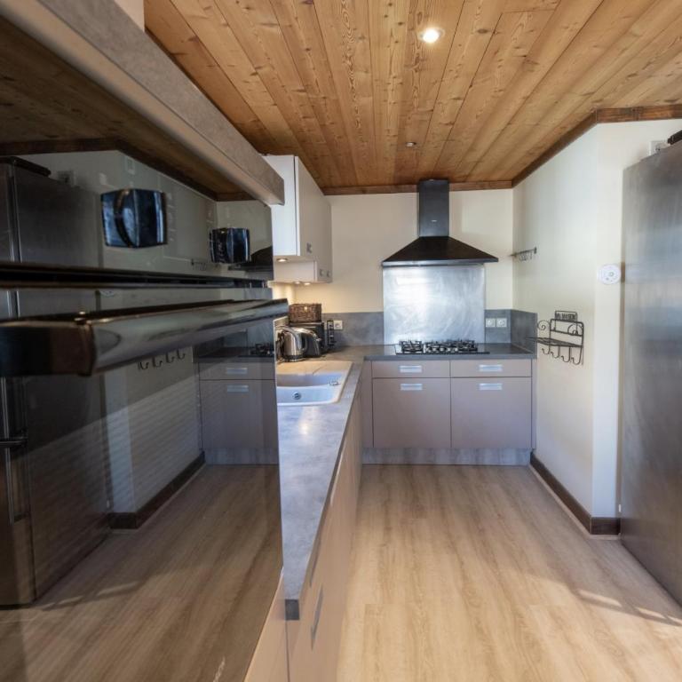 Catered chalet ideal location centre of Alpe d'Huez - 4 en-suite bedrooms - sauna - private home cinema - 10 people - Appartement - 22