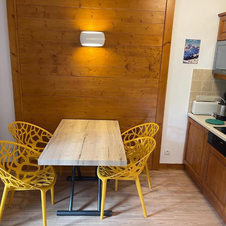 Cozy studio 3 guests, private terrace, inside pool, spa, luxurious residence, ski-in ski-out - One-Bedroom Apartment - 4