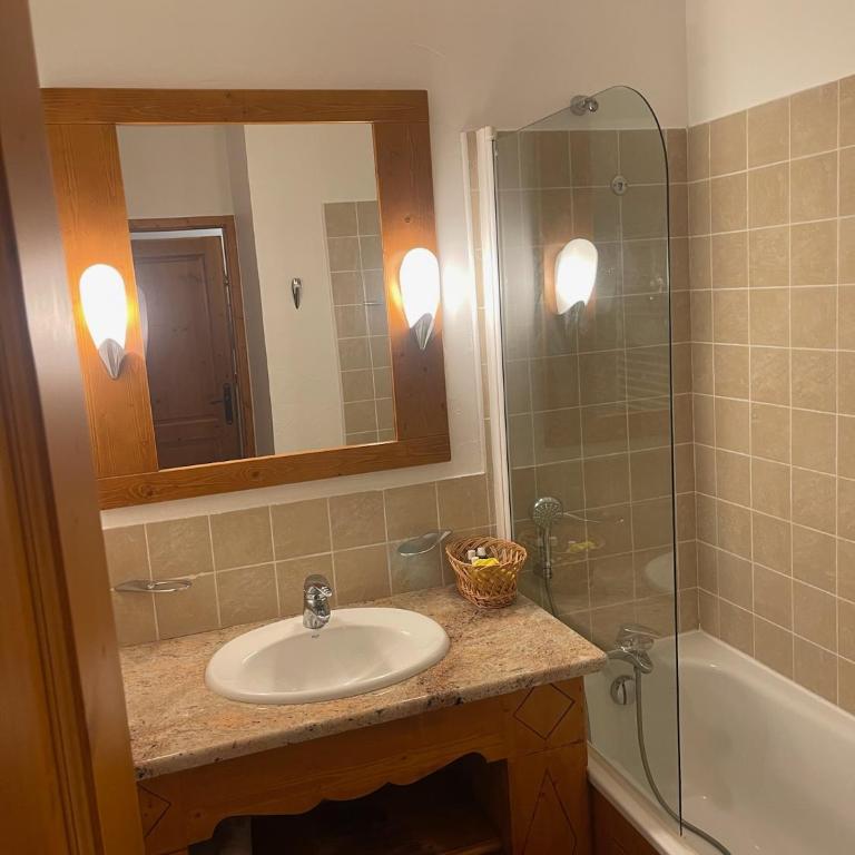 Cozy studio 3 guests, private terrace, inside pool, spa, luxurious residence, ski-in ski-out - One-Bedroom Apartment - 5