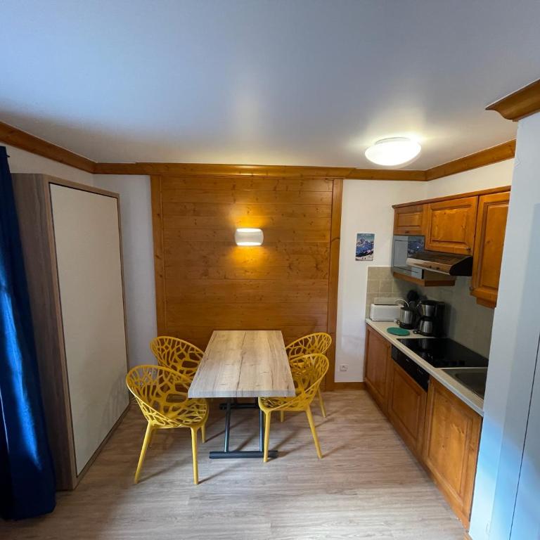 Cozy studio 3 guests, private terrace, inside pool, spa, luxurious residence, ski-in ski-out - One-Bedroom Apartment - 9