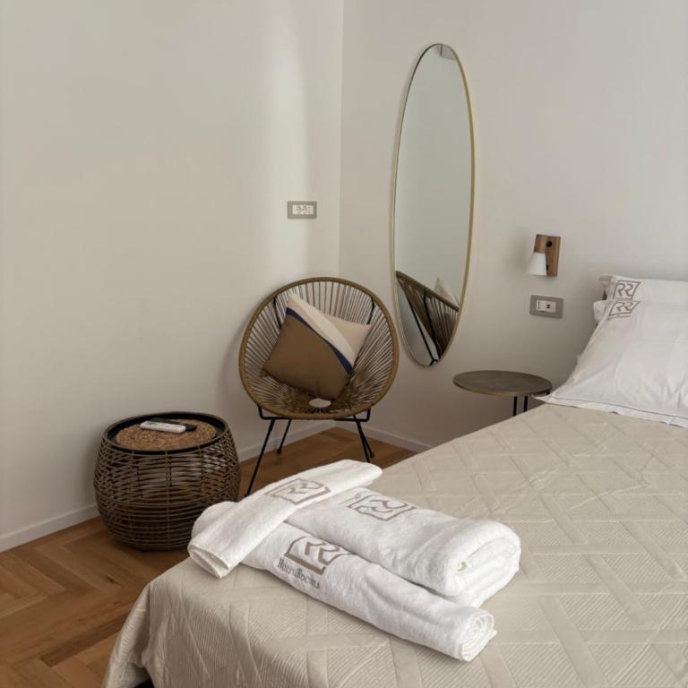 RomiRooms - Camera Matrimoniale Deluxe con Balcone - 12