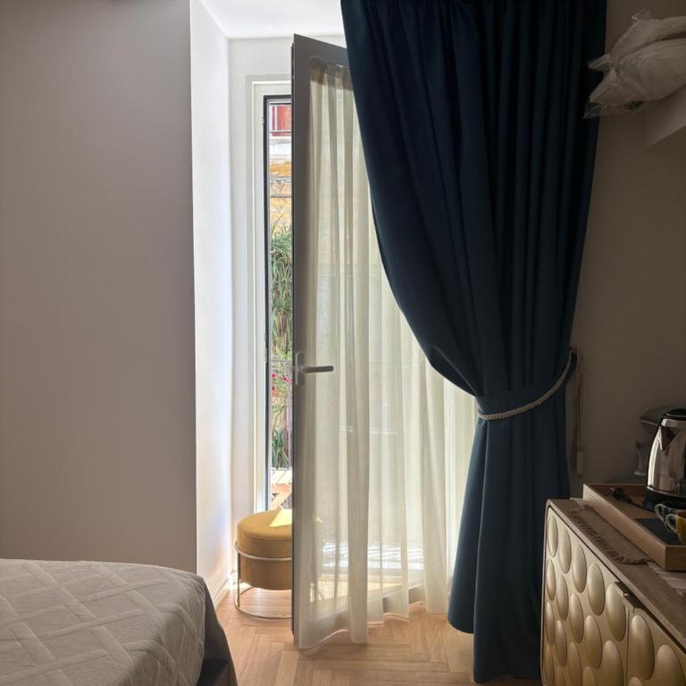 RomiRooms - Camera Matrimoniale Deluxe con Balcone - 11