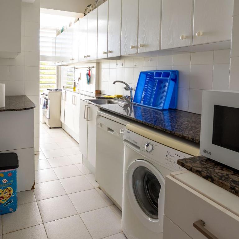 Con terraza con campo fútbol, pin pong con Parking - Apartamento de 2 dormitorios - 16