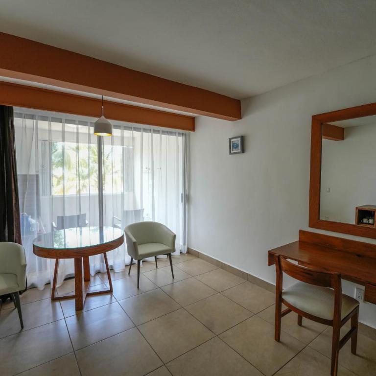 Cozumel Hotel & Resort All Inclusive - King Room with Balcony - 4