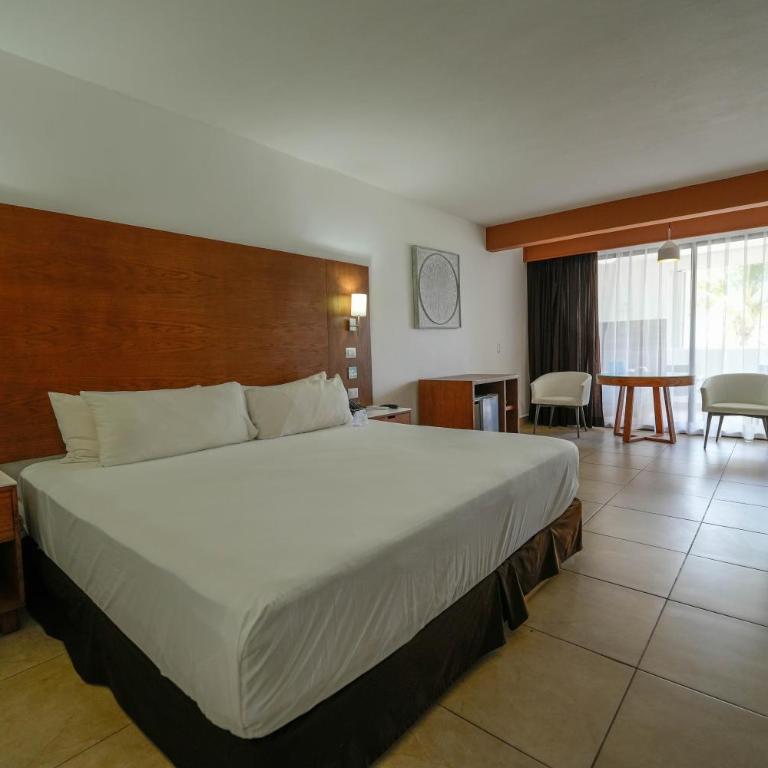 Cozumel Hotel & Resort All Inclusive - King Room with Balcony - 3