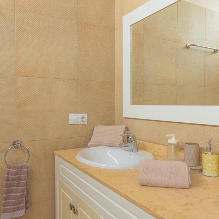 Villa with Pool, Luxury Scape in Caleta De Fuste - Villa with Private Pool - 22