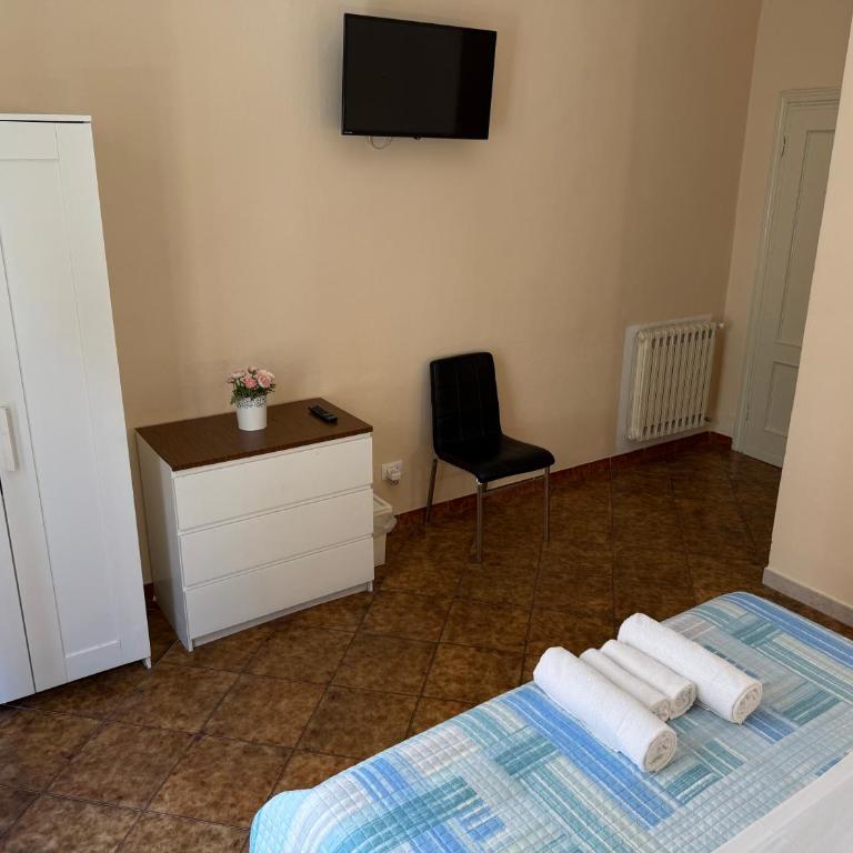 Crown Guest House - Camera Matrimoniale con Bagno Privato - 16