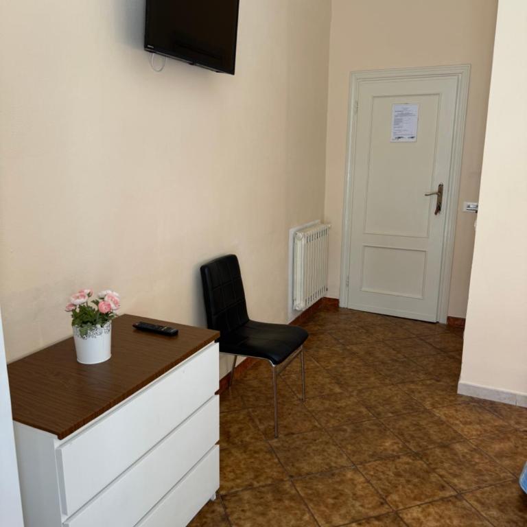 Crown Guest House - Camera Matrimoniale con Bagno Privato - 14