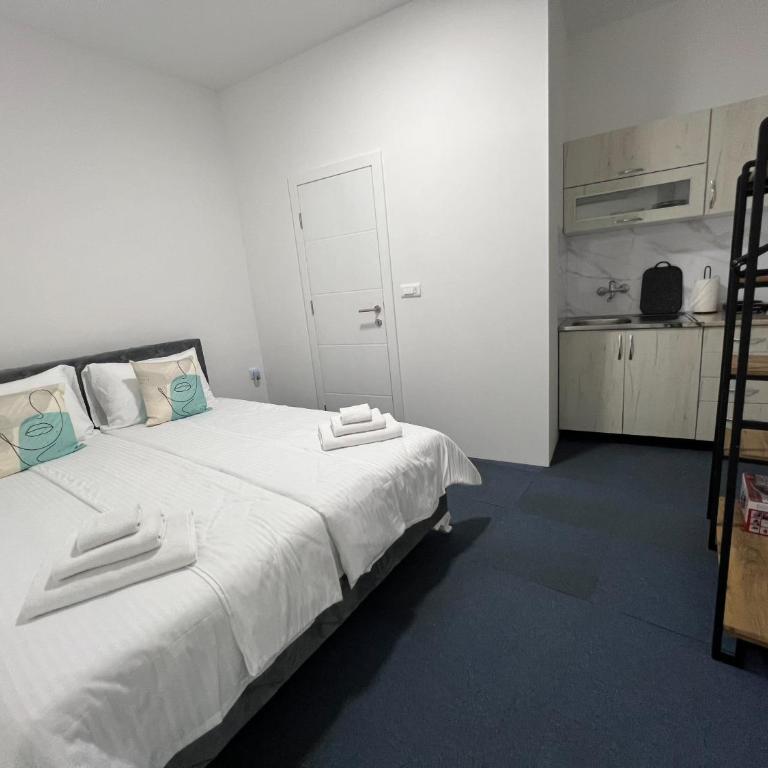 Urban Heart Residence - Double Room with Garden View - 12