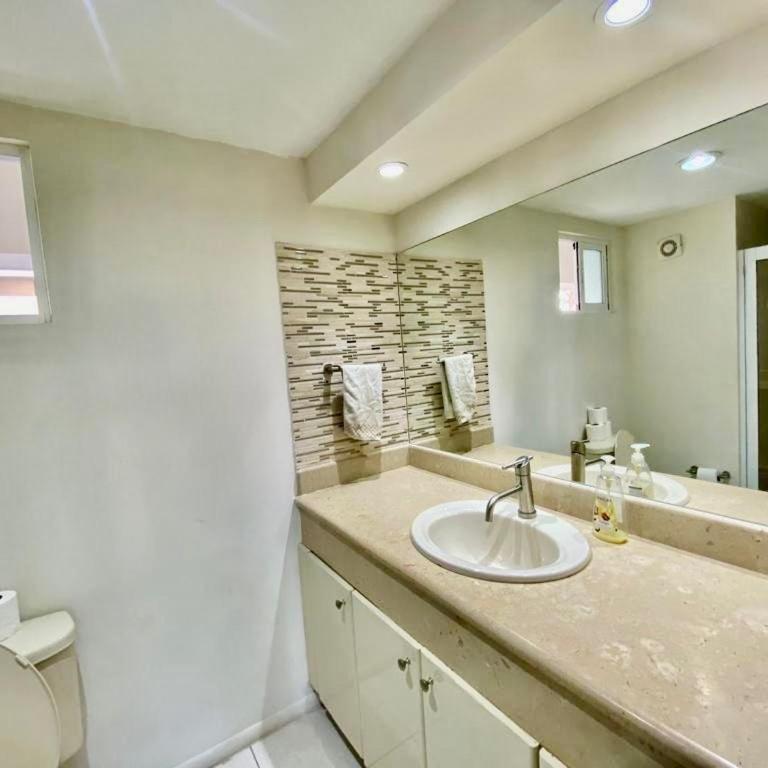 FRENTE AL MAR A PIE DE PLAYA ALBERCA y JACUZZI - Three-Bedroom Premium Apartment with Balcony - 14
