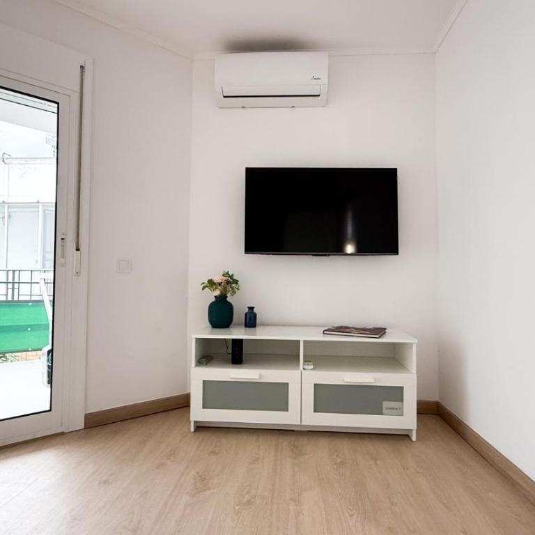 104 - Beachside Renovated 1BR apt 5 min from Beach - One-Bedroom Apartment with View - 8