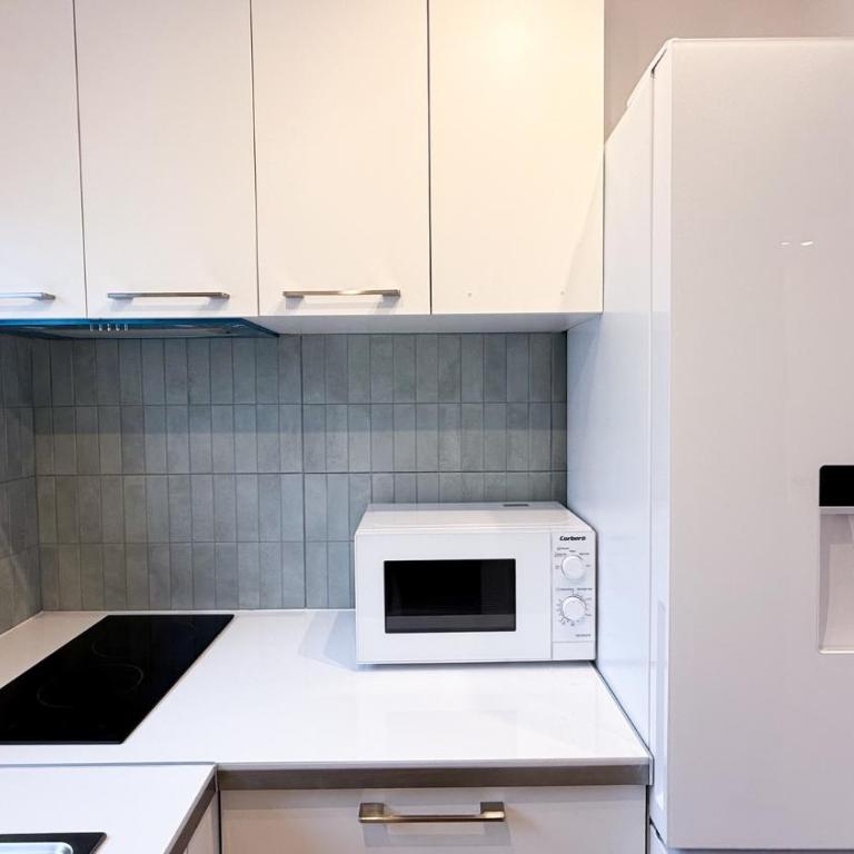 104 - Beachside Renovated 1BR apt 5 min from Beach - One-Bedroom Apartment with View - 14