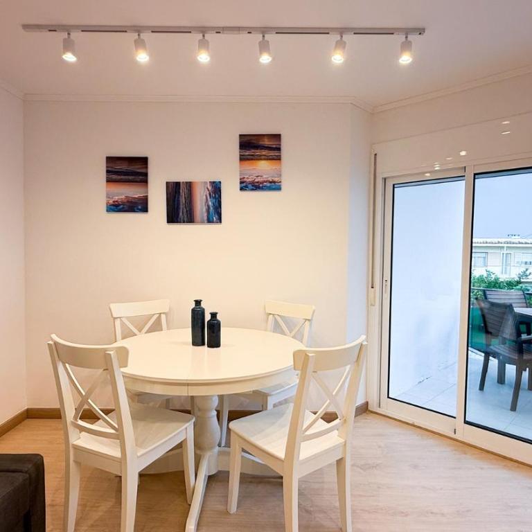 104 - Beachside Renovated 1BR apt 5 min from Beach - One-Bedroom Apartment with View - 1
