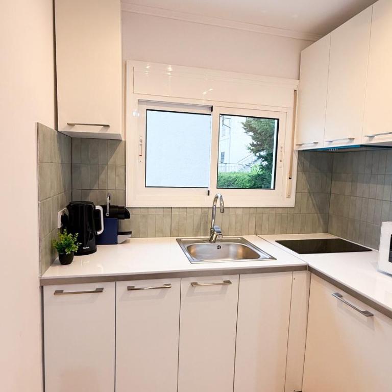 104 - Beachside Renovated 1BR apt 5 min from Beach - One-Bedroom Apartment with View - 4