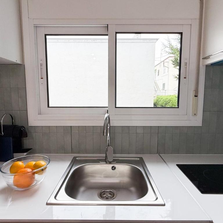 104 - Beachside Renovated 1BR apt 5 min from Beach - One-Bedroom Apartment with View - 15