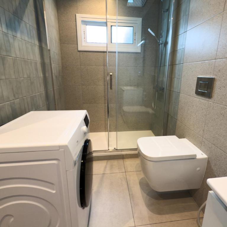 107 - Beachside Renovated 1BR apt 5 min from Beach - One-Bedroom Apartment - 6