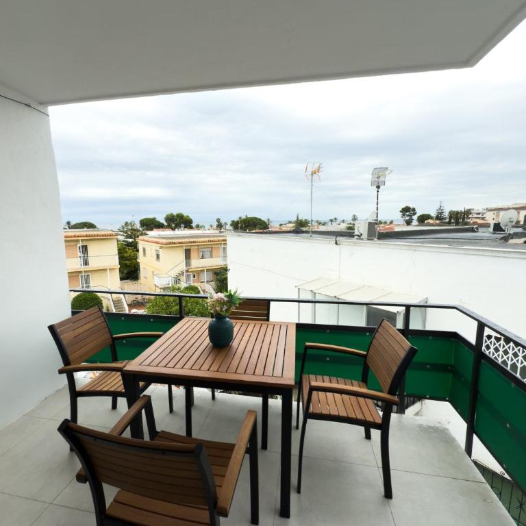 107 - Beachside Renovated 1BR apt 5 min from Beach - One-Bedroom Apartment - 15