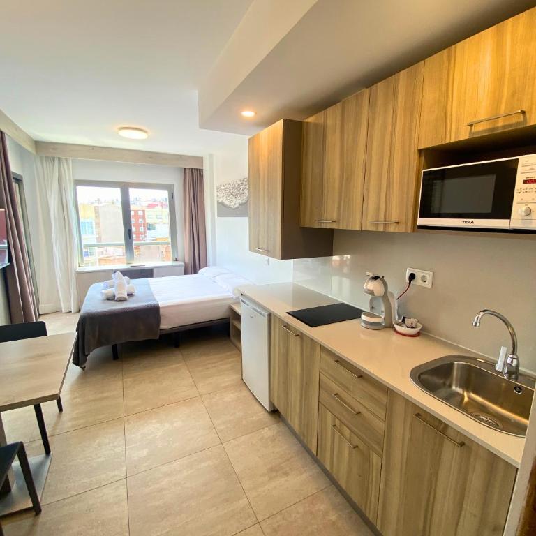Marina Beach Apartaments - Sea views in the heart of Lloret - Estudio con balcón - 12