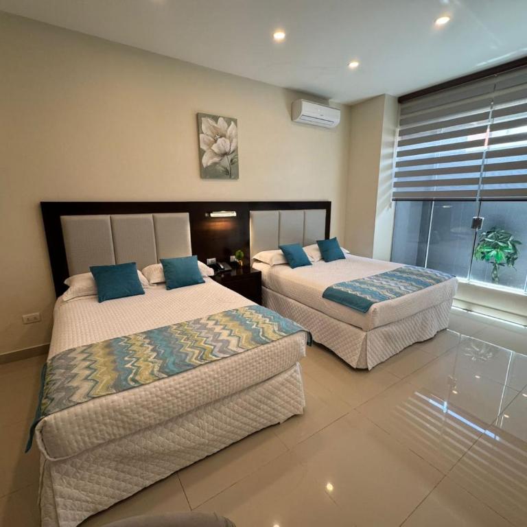 HOTEL INNOVA - Habitación Doble Estándar con 2 camas grandes - 3