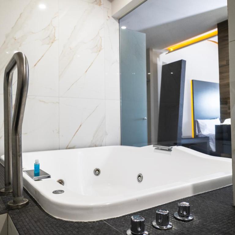 Hotel Aranjuez - Habitación con cama extragrande y bañera de hidromasaje - 3