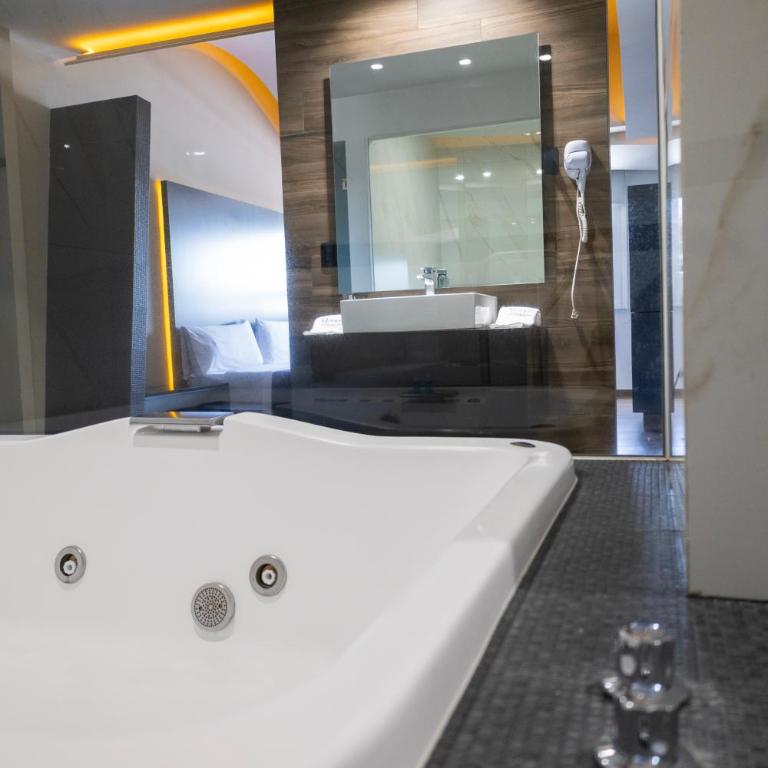 Hotel Aranjuez - Habitación con cama extragrande y bañera de hidromasaje - 2