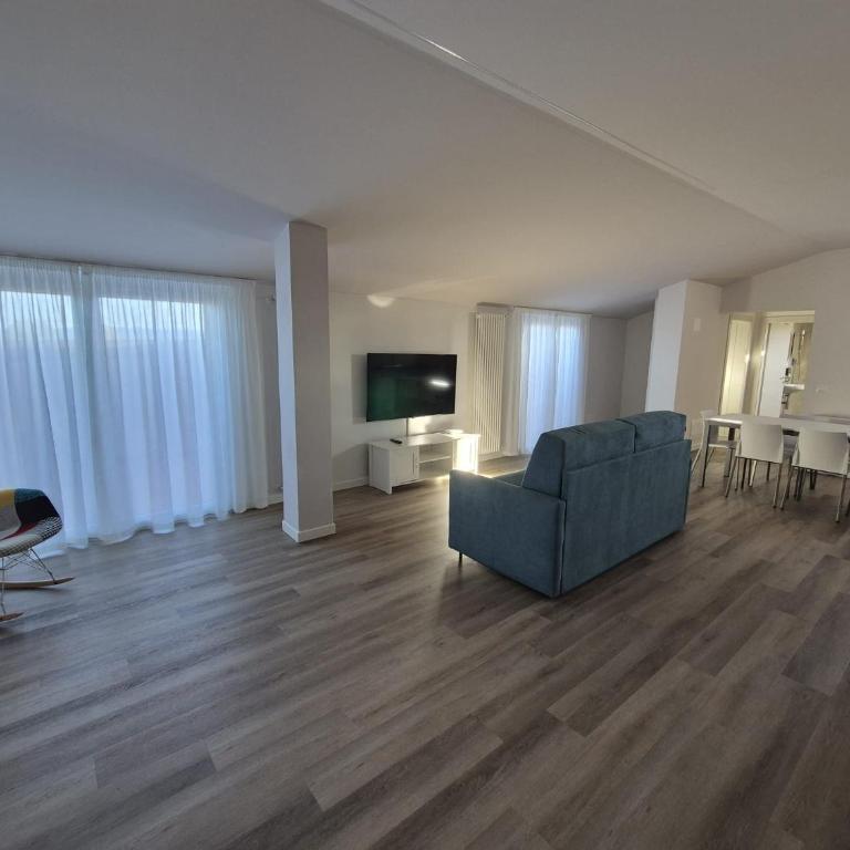 Hotel MAX Lazise &Appartamenti - A due Passi dai Parchi Più Famosi - Camera Familiare con Terrazza - 1