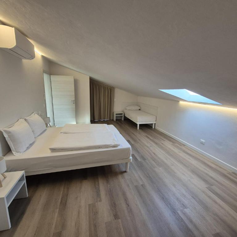 Hotel MAX Lazise &Appartamenti - A due Passi dai Parchi Più Famosi - Camera Familiare con Terrazza - 5
