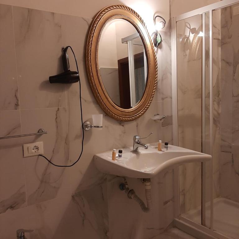 Katti House - Florence's center - Camera Matrimoniale con Bagno Privato Esterno - 5