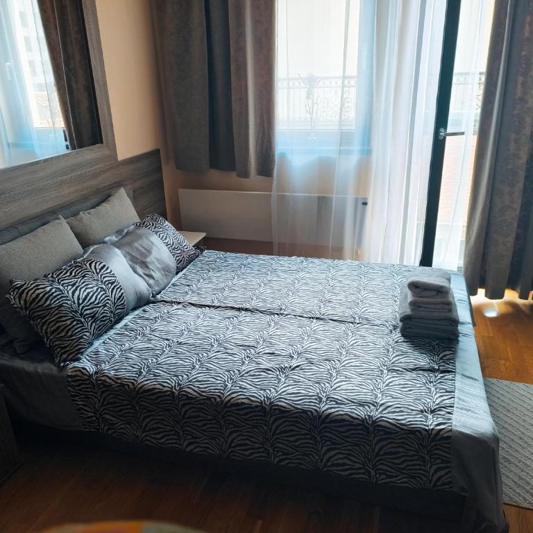 Central Park - One-Bedroom Apartment - 1