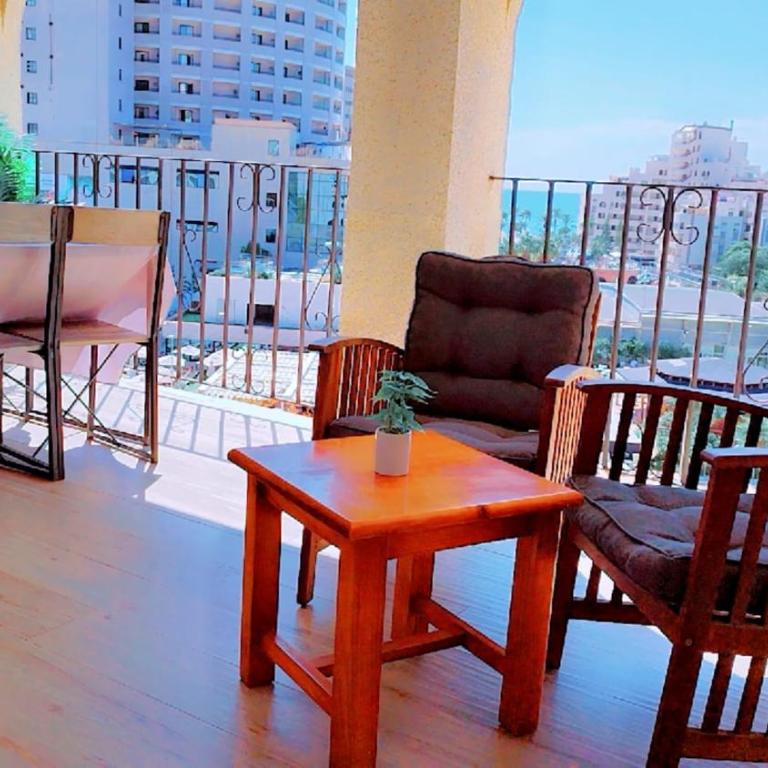 Apartamento reformado con terraza vistas al mar y a las piscinas de Magic World garaje y piscina frente a Balneario Aire acondicionadowifi - Apartamento de 2 dormitorios - 6