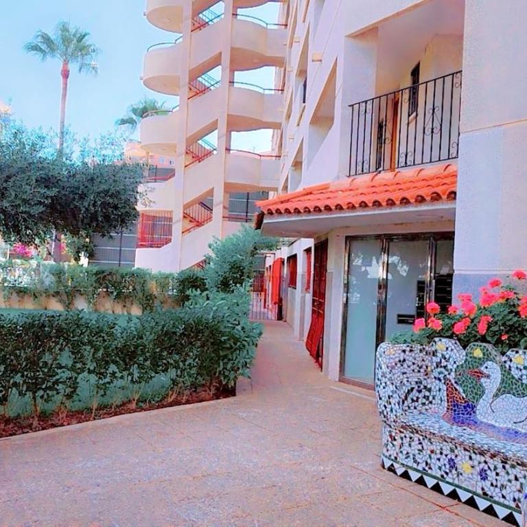 Apartamento reformado con terraza vistas al mar y a las piscinas de Magic World garaje y piscina frente a Balneario Aire acondicionadowifi - Apartamento de 2 dormitorios - 18