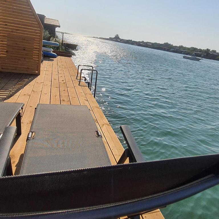 modernes Holzhaus, Cabin, auf dem Fluss, wenige Meter zum Meer - Vacation Home - 2