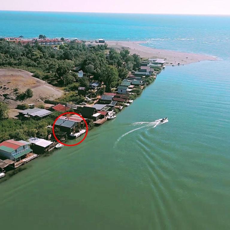 modernes Holzhaus, Cabin, auf dem Fluss, wenige Meter zum Meer - Vacation Home - 3