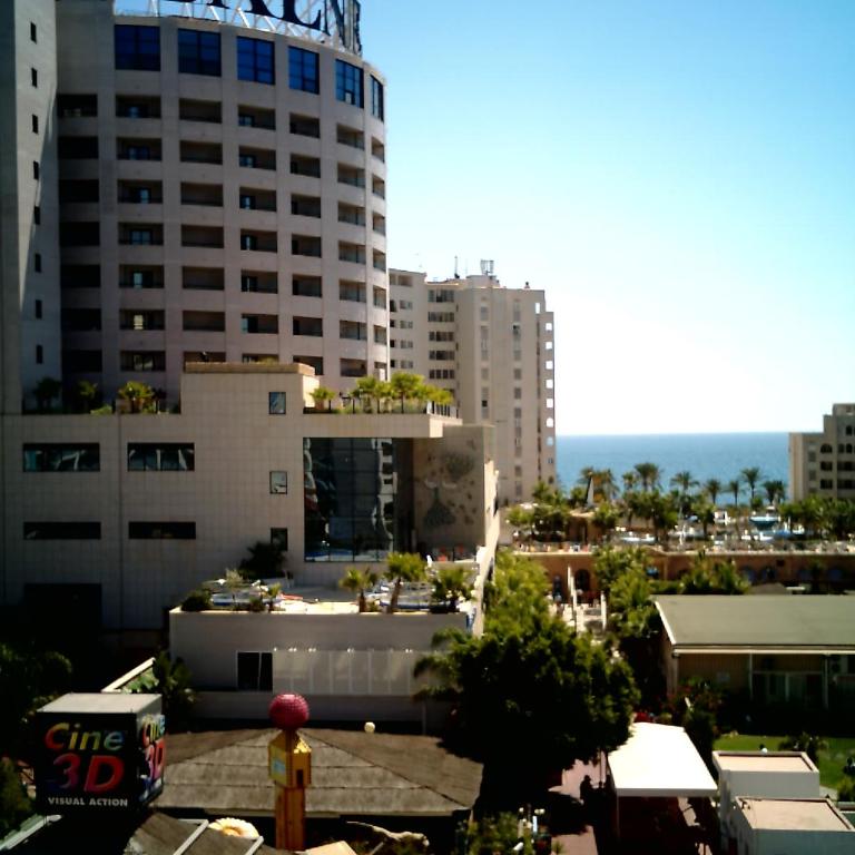 Apartamento reformado con terraza vistas al mar y a las piscinas de Magic World garaje y piscina frente a Balneario Aire acondicionadowifi - Apartamento de 2 dormitorios - 16
